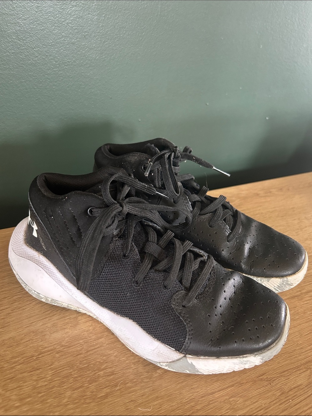 Under Armour Boys Shoes Sz. 3.5